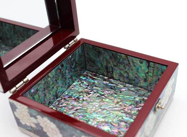 Joseon Peony Mother-of-Pearl Jewelry Box by Seong Gwan-ho