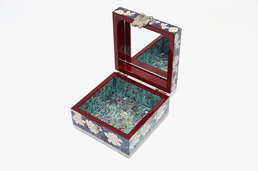Joseon Peony Mother-of-Pearl Jewelry Box by Seong Gwan-ho