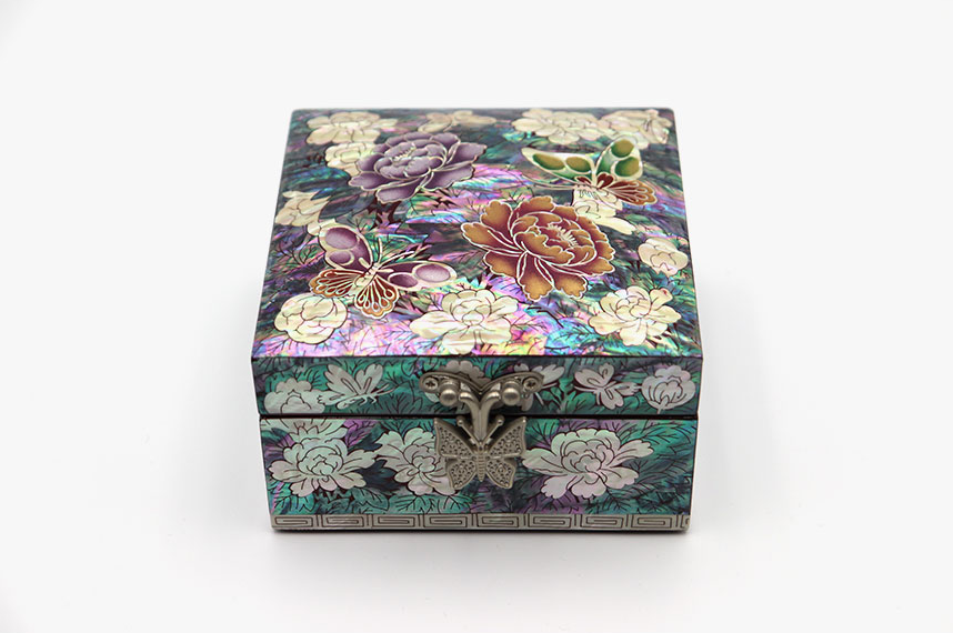 Joseon Peony Mother-of-Pearl Jewelry Box by Seong Gwan-ho