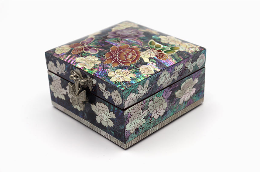 Joseon Peony Mother-of-Pearl Jewelry Box by Seong Gwan-ho