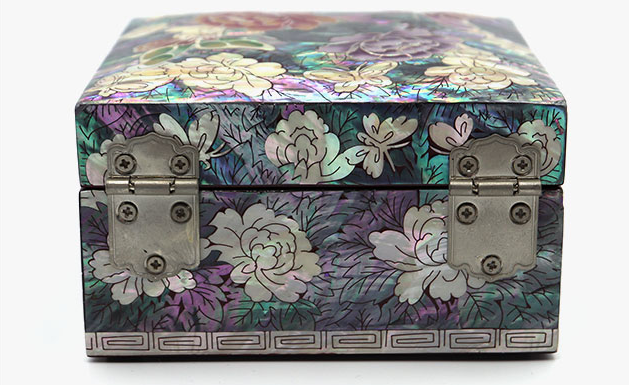 Joseon Peony Mother-of-Pearl Jewelry Box by Seong Gwan-ho