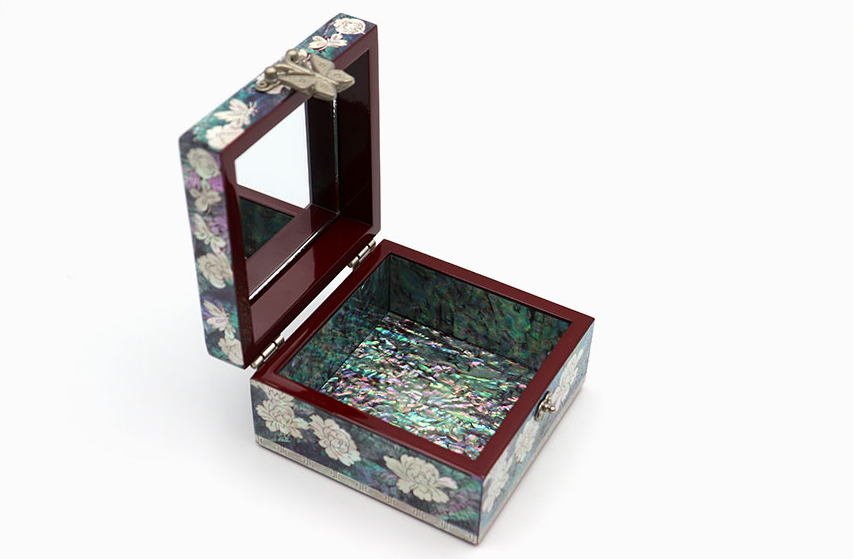 Joseon Peony Mother-of-Pearl Jewelry Box by Seong Gwan-ho